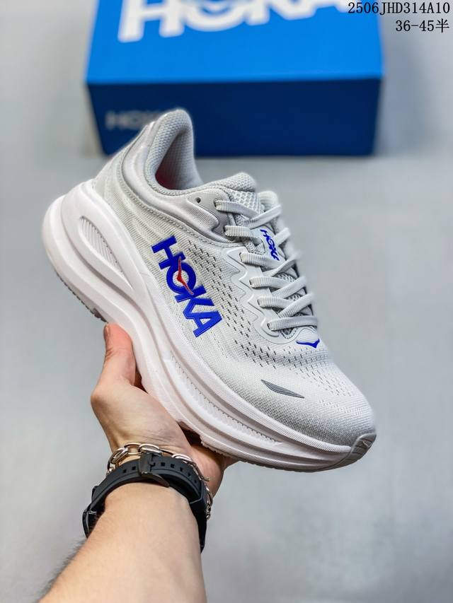 Hoka One One Bondi 9 机能缓震跑鞋 1162011 Cylt 鞋面部分采用工程网眼面料，可以确保必要的透气性能。使用了全新的莱卡橡筋，这大大