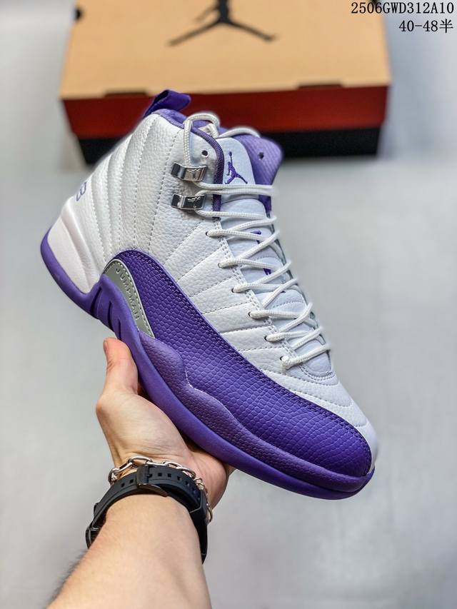 头层公司级真碳版本 乔丹Air Jordan 12Retrolowie 高帮 Aj12乔丹11代 Aj12乔12高邦 乔丹篮球鞋系列 通过蓝白色的组合呈现整体轮