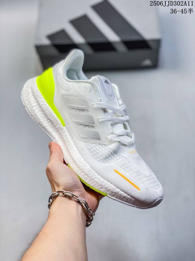 公司级Adidas Pureboost 22 阿迪达斯 爆米花缓震中底跑步鞋 鞋面以织编材质为基底 后及跟脚趾处融全入新设计 通过格网印刷支将撑材料于附鞋面上