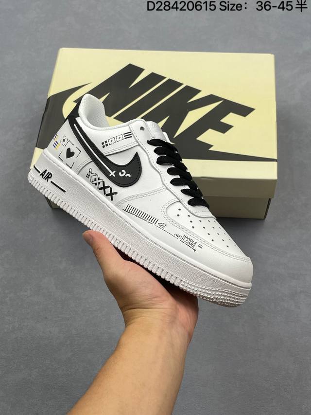 耐克Nike Air Force 1‘07空军一号低帮百搭休闲运动板鞋。柔软、弹性十足的缓震性能和出色的中底设计，横跨复古与现代的外型结合，造就出风靡全球三十多