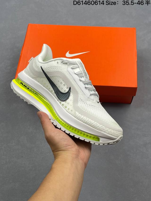 Nike Pegasus Premium跑步鞋 使用了新型的缓震材料 脚感偏韧 后跟有加厚的海绵填充 鞋子前掌和后掌做了加宽设计 增加了跑步时的稳定性 织物加网