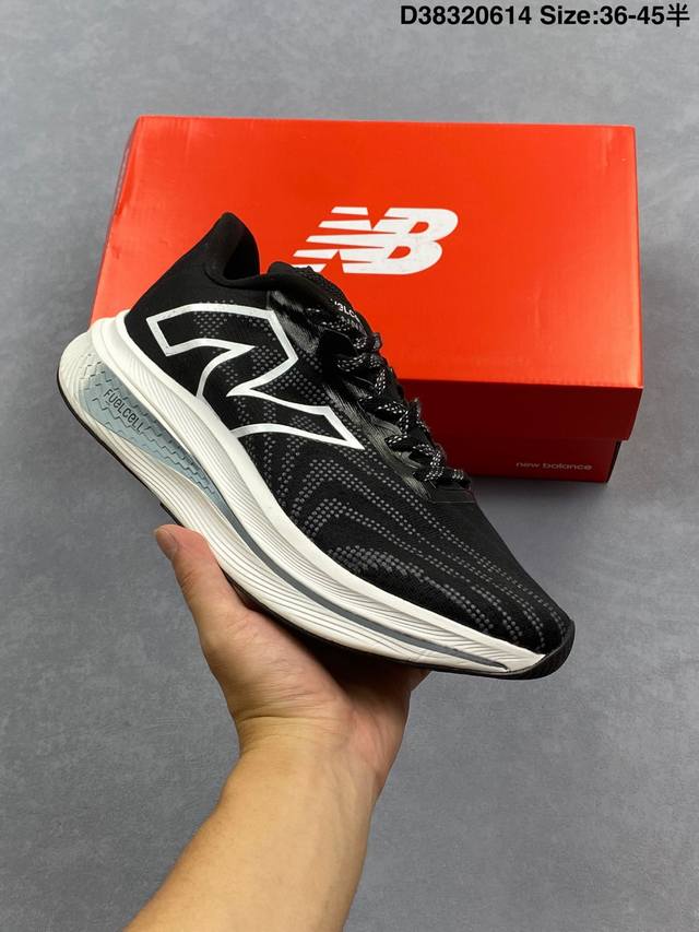 新百伦 New Balance Nb 男女鞋Rc Elite系列Mrcxlg3马拉松专业竞速碳板跑步鞋。搭载全新升级的全脚掌，Fuelcell科技中底，其优秀的