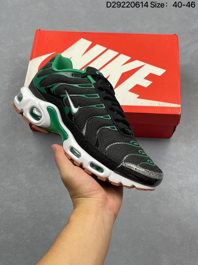 Nike 耐克 男子休闲鞋气垫缓震跑步鞋 Air Max Plus 运动鞋 造型超讨喜！鞋面以帆布和织物材质包裹，保证了轻薄透气，更适合夏季穿着。鞋侧 鱼骨 形