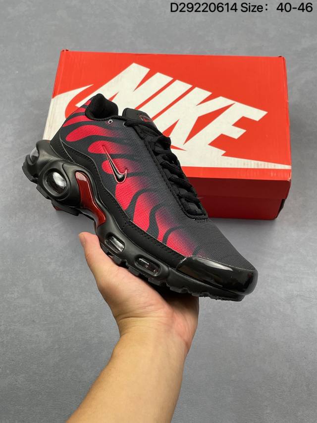 Nike 耐克 男子休闲鞋气垫缓震跑步鞋 Air Max Plus 运动鞋 造型超讨喜！鞋面以帆布和织物材质包裹，保证了轻薄透气，更适合夏季穿着。鞋侧 鱼骨 形