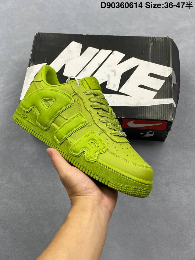 耐克 Nk Air Force 1'07 Low 联名款 3M反光 空军一号低帮休闲板鞋 ，鞋款鞋身以一袭浅绿色为主调，搭配皮革材质打造。外侧分别饰有 Sun