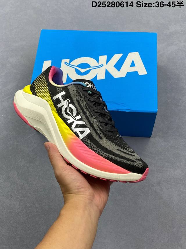 Hoka 霍卡 Hoka全新马拉松竞训跑鞋Hoka Mach X Mach的中底更薄，能带来更迅速的回弹反馈和清晰的路感，相应的鞋子重量也更轻，利于跑者提速 类