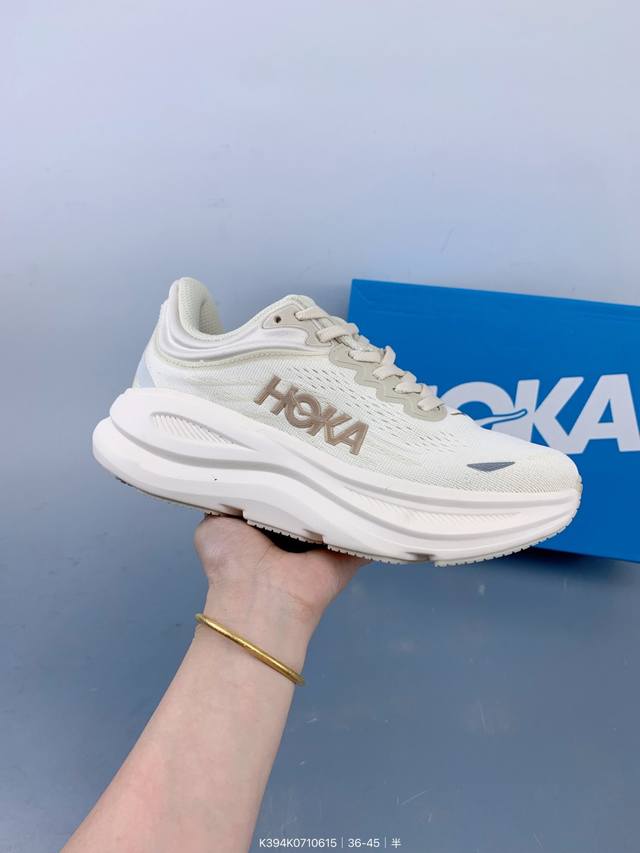 公司级 Hoka Bondi 9 邦迪9代 高品质 原材料开发 鞋面采用特别透气的工程网布 中底还是Hoka经典的厚底设计。 鞋底采用Eva板材发泡 脚感舒适