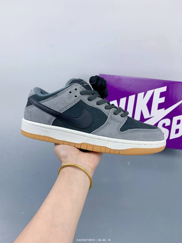 耐克Nike Sb Dunk Low 扣篮系列 复古低帮休闲运动滑板板鞋。采用脚感柔软舒适Zoomair气垫，有效吸收滑板等极限运动在落地时带来的冲击力，为街头