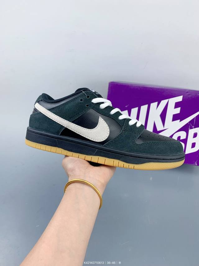 耐克Nike Sb Dunk Low 扣篮系列 复古低帮休闲运动滑板板鞋。采用脚感柔软舒适Zoomair气垫，有效吸收滑板等极限运动在落地时带来的冲击力，为街头