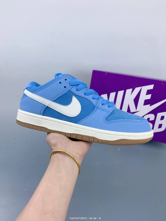 耐克Nike Sb Dunk Low 扣篮系列 复古低帮休闲运动滑板板鞋。采用脚感柔软舒适Zoomair气垫，有效吸收滑板等极限运动在落地时带来的冲击力，为街头