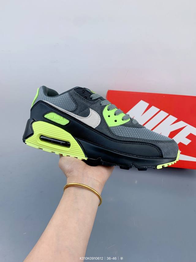 公司级耐克Nike Air Max 90 经典复古小气垫缓震跑鞋 鞋面由皮和革织物打造，犀利的条线打造出酷劲十的足视觉效果 网布鞋增面强透气性，穿着为极舒适 经