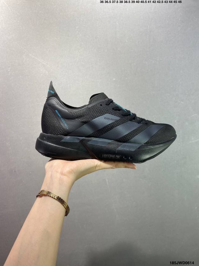 公司级Adidas Adizero Adios 阿迪超轻透气缓震跑鞋 整体外观造型与Adizero Adios Pro Evo 1非常相似 中底配置方面搭载全掌