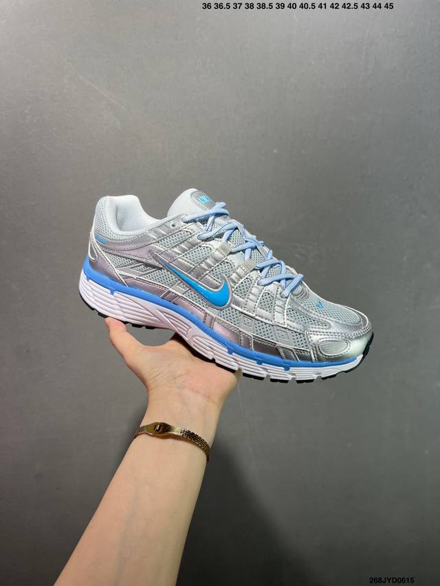 公司级耐克Nike P-6000 女子跑鞋内外侧都用了红色的钩子，采用透气材料，搭配匠心覆面，再现千禧年代的跑鞋风格，塑就大气外观。鞋款秉承 Nike Pega