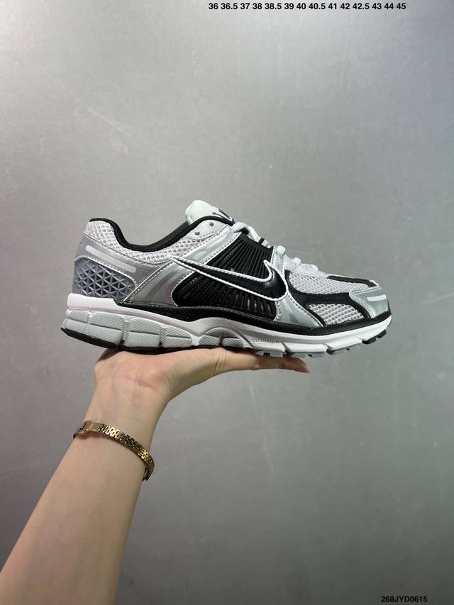 公司级耐克Nike P-6000 女子跑鞋内外侧都用了红色的钩子，采用透气材料，搭配匠心覆面，再现千禧年代的跑鞋风格，塑就大气外观。鞋款秉承 Nike Pega