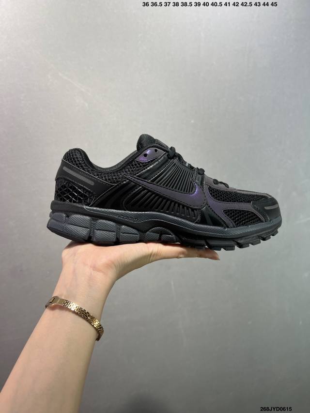 公司级耐克Nike P-6000 女子跑鞋内外侧都用了红色的钩子，采用透气材料，搭配匠心覆面，再现千禧年代的跑鞋风格，塑就大气外观。鞋款秉承 Nike Pega