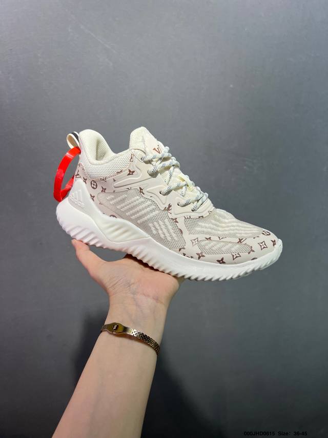 Alphabounce Instinct M 阿尔法 这款跑步鞋，采用弹力鞋面，舒适贴合，旨在为专业跑步运动打造。中底力求助力足部内外侧运动。舒适贴合，Forg