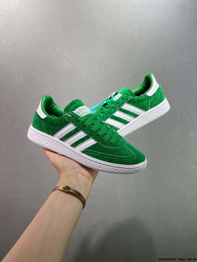 Adidas Originals Handball Spzl 橄榄绿 此款鞋延续了橡胶外底和经典款式的传统。优质绒面革鞋面和标志性的3条纹采用明亮的对比色，为久