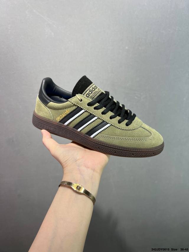 Adidas Originals Handball Spzl 橄榄绿 此款鞋延续了橡胶外底和经典款式的传统。优质绒面革鞋面和标志性的3条纹采用明亮的对比色，为久