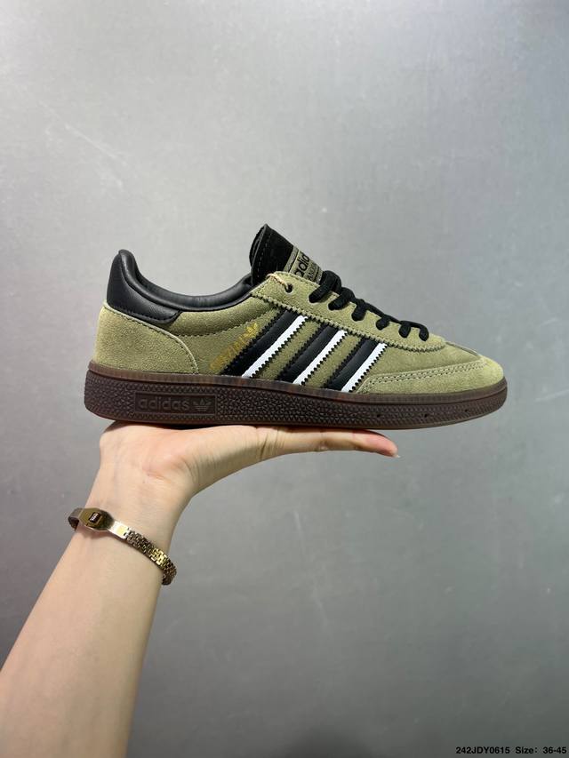 Adidas Originals Handball Spzl 橄榄绿 此款鞋延续了橡胶外底和经典款式的传统。优质绒面革鞋面和标志性的3条纹采用明亮的对比色，为久