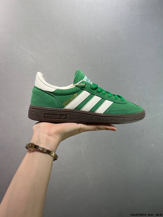 Adidas Originals Handball Spzl 橄榄绿 此款鞋延续了橡胶外底和经典款式的传统。优质绒面革鞋面和标志性的3条纹采用明亮的对比色，为久