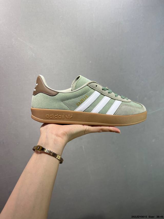 Adidas Originals Handball Spzl 橄榄绿 此款鞋延续了橡胶外底和经典款式的传统。优质绒面革鞋面和标志性的3条纹采用明亮的对比色，为久