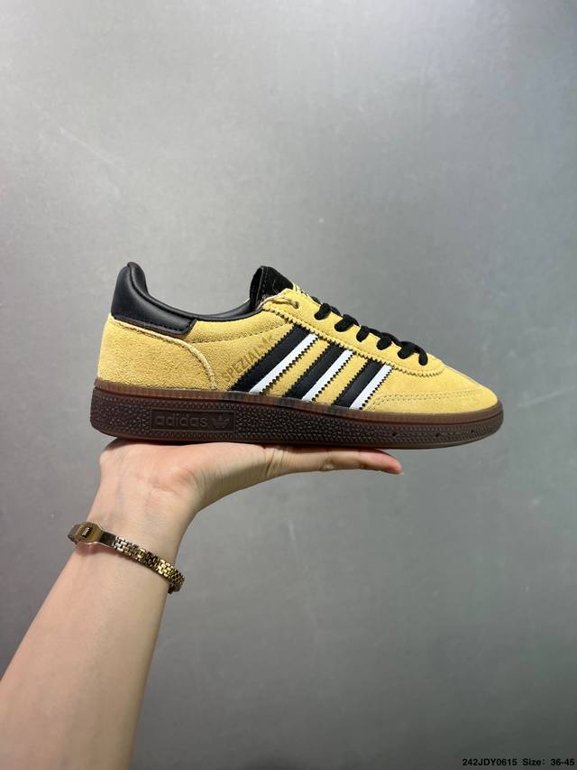 Adidas Originals Handball Spzl 橄榄绿 此款鞋延续了橡胶外底和经典款式的传统。优质绒面革鞋面和标志性的3条纹采用明亮的对比色，为久