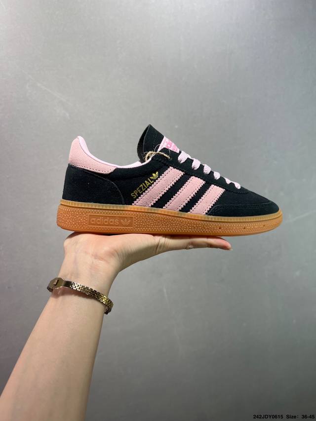 Adidas Originals Handball Spzl 橄榄绿 此款鞋延续了橡胶外底和经典款式的传统。优质绒面革鞋面和标志性的3条纹采用明亮的对比色，为久
