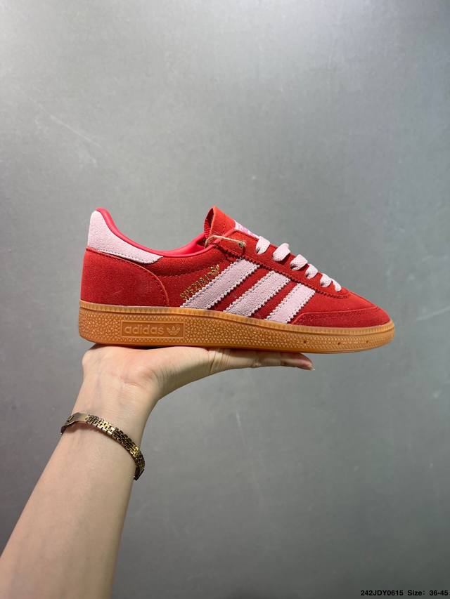 Adidas Originals Handball Spzl 橄榄绿 此款鞋延续了橡胶外底和经典款式的传统。优质绒面革鞋面和标志性的3条纹采用明亮的对比色，为久