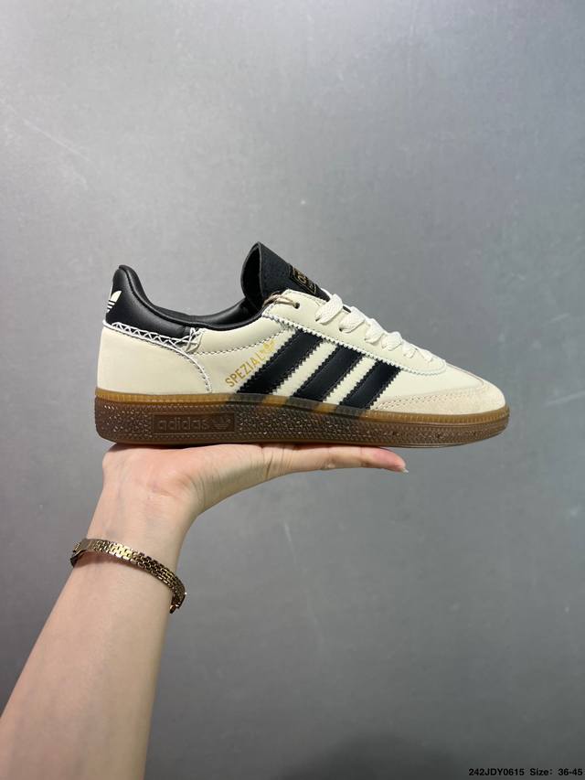 Adidas Originals Handball Spzl 橄榄绿 此款鞋延续了橡胶外底和经典款式的传统。优质绒面革鞋面和标志性的3条纹采用明亮的对比色，为久