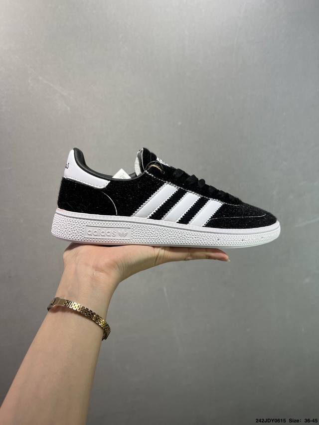 Adidas Originals Handball Spzl 橄榄绿 此款鞋延续了橡胶外底和经典款式的传统。优质绒面革鞋面和标志性的3条纹采用明亮的对比色，为久