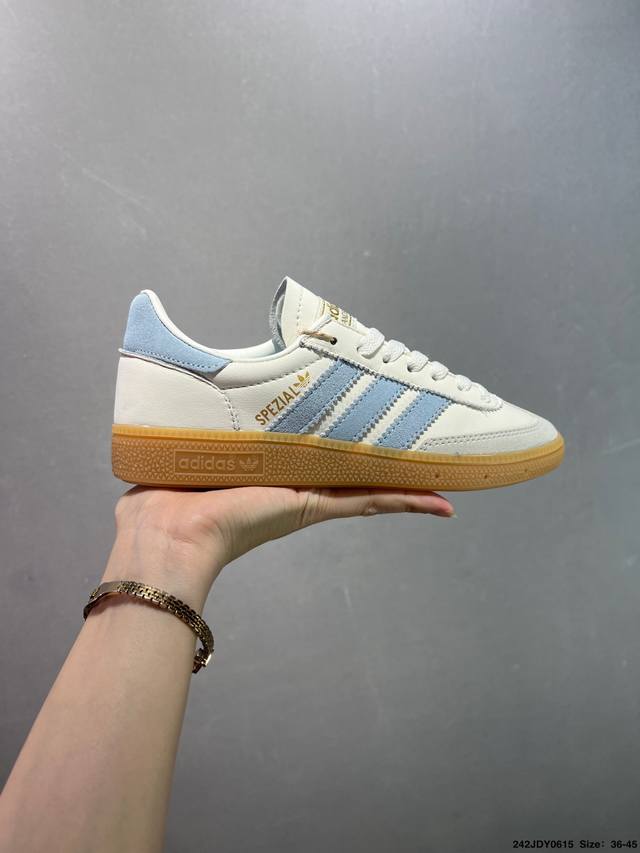 Adidas Originals Handball Spzl 橄榄绿 此款鞋延续了橡胶外底和经典款式的传统。优质绒面革鞋面和标志性的3条纹采用明亮的对比色，为久
