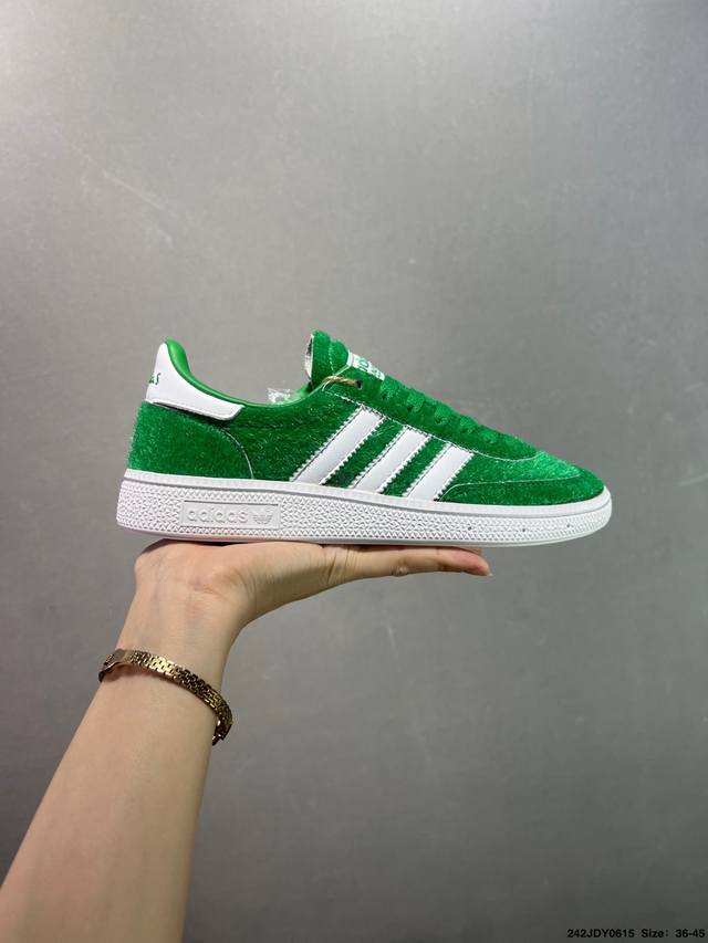 Adidas Originals Handball Spzl 橄榄绿 此款鞋延续了橡胶外底和经典款式的传统。优质绒面革鞋面和标志性的3条纹采用明亮的对比色，为久