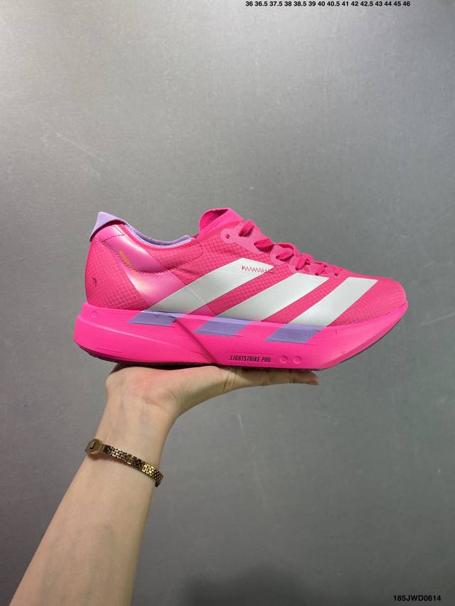 公司级Adidas Adizero Adios 阿迪超轻透气缓震跑鞋 整体外观造型与Adizero Adios Pro Evo 1非常相似 中底配置方面搭载全掌
