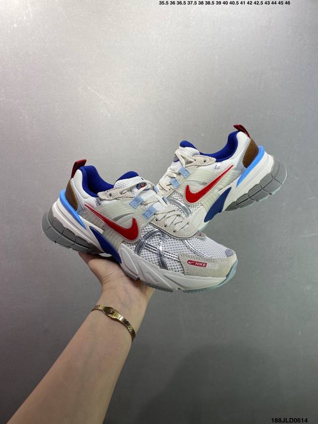 公司级Nike V2K Run跑步鞋复古风潮 网面透气运动鞋 灰银紧致的鞋面材质提供良好的包裹性鞋侧 Swoosh以及鞋头部分搭配增添不少亮点的镀铬细节鞋垫上印