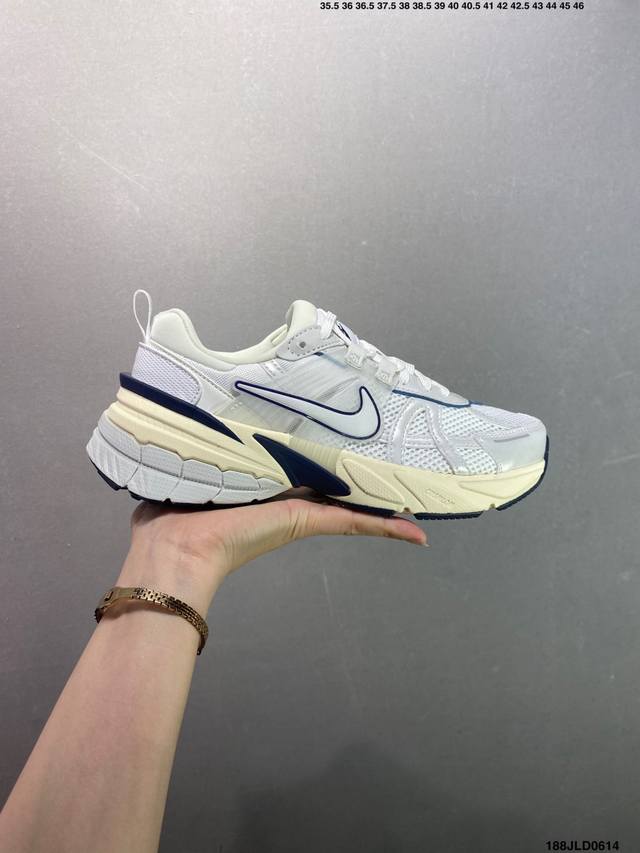 公司级Nike V2K Run跑步鞋复古风潮 网面透气运动鞋 灰银紧致的鞋面材质提供良好的包裹性鞋侧 Swoosh以及鞋头部分搭配增添不少亮点的镀铬细节鞋垫上印