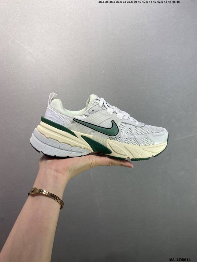公司级Nike V2K Run跑步鞋复古风潮 网面透气运动鞋 灰银紧致的鞋面材质提供良好的包裹性鞋侧 Swoosh以及鞋头部分搭配增添不少亮点的镀铬细节鞋垫上印