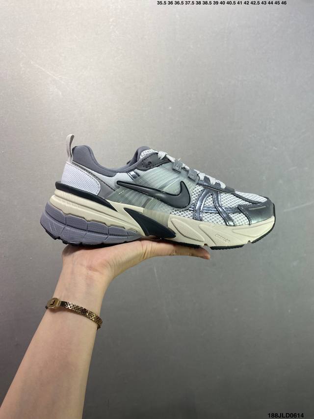 公司级Nike V2K Run跑步鞋复古风潮 网面透气运动鞋 灰银紧致的鞋面材质提供良好的包裹性鞋侧 Swoosh以及鞋头部分搭配增添不少亮点的镀铬细节鞋垫上印