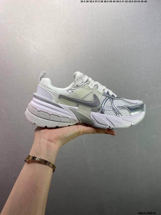 公司级Nike V2K Run跑步鞋复古风潮 网面透气运动鞋 灰银紧致的鞋面材质提供良好的包裹性鞋侧 Swoosh以及鞋头部分搭配增添不少亮点的镀铬细节鞋垫上印