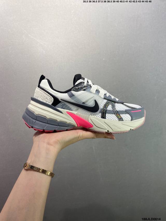 公司级Nike V2K Run跑步鞋复古风潮 网面透气运动鞋 灰银紧致的鞋面材质提供良好的包裹性鞋侧 Swoosh以及鞋头部分搭配增添不少亮点的镀铬细节鞋垫上印