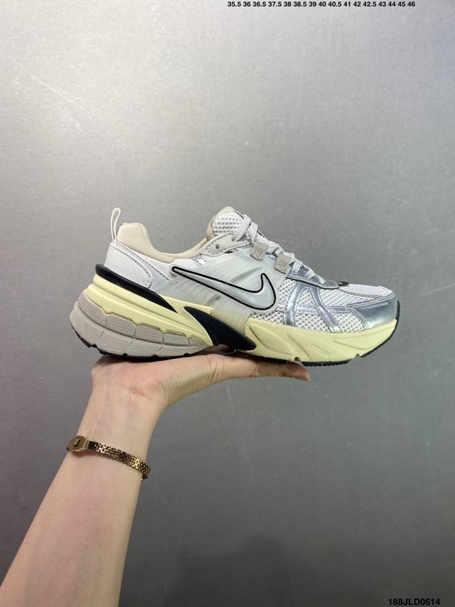 公司级Nike V2K Run跑步鞋复古风潮 网面透气运动鞋 灰银紧致的鞋面材质提供良好的包裹性鞋侧 Swoosh以及鞋头部分搭配增添不少亮点的镀铬细节鞋垫上印