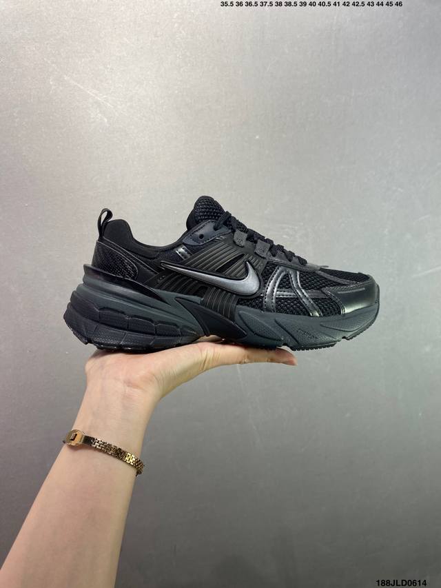公司级Nike V2K Run跑步鞋复古风潮 网面透气运动鞋 灰银紧致的鞋面材质提供良好的包裹性鞋侧 Swoosh以及鞋头部分搭配增添不少亮点的镀铬细节鞋垫上印