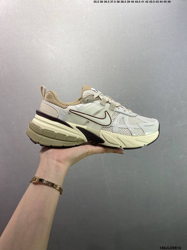 公司级Nike V2K Run跑步鞋复古风潮 网面透气运动鞋 灰银紧致的鞋面材质提供良好的包裹性鞋侧 Swoosh以及鞋头部分搭配增添不少亮点的镀铬细节鞋垫上印
