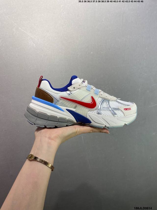公司级Nike V2K Run跑步鞋复古风潮 网面透气运动鞋 灰银紧致的鞋面材质提供良好的包裹性鞋侧 Swoosh以及鞋头部分搭配增添不少亮点的镀铬细节鞋垫上印