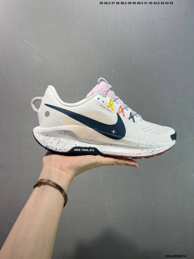 公司级Nike Reactx Pegasus Trail 5 Next Nature 越野跑步鞋 登月兼顾迅疾外观和稳固脚感 后跟覆面和中足动态支撑巧妙融合 缔
