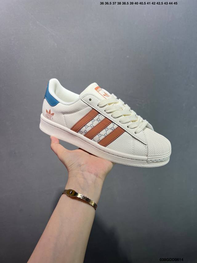 公司级Ad Originals Superstar 经典复古贝壳头板鞋 Jp9310 诞生于1969年 是第一双将全皮面鞋 身与橡胶鞋头结合在一起的低帮篮球鞋