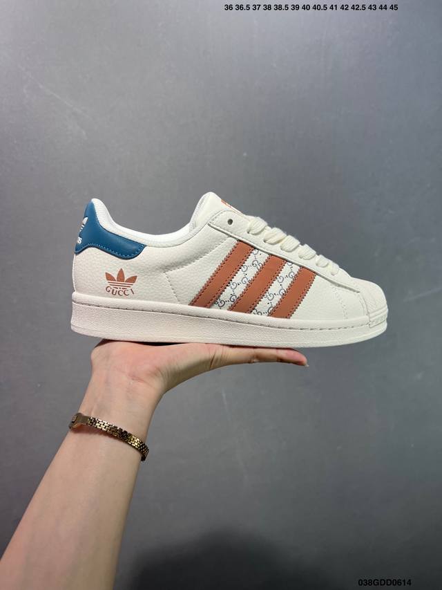公司级Ad Originals Superstar 经典复古贝壳头板鞋 Jp9310 诞生于1969年 是第一双将全皮面鞋 身与橡胶鞋头结合在一起的低帮篮球鞋