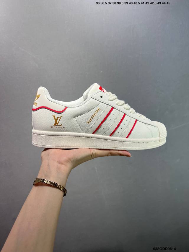 公司级Ad Originals Superstar 经典复古贝壳头板鞋 Jp9310 诞生于1969年 是第一双将全皮面鞋 身与橡胶鞋头结合在一起的低帮篮球鞋