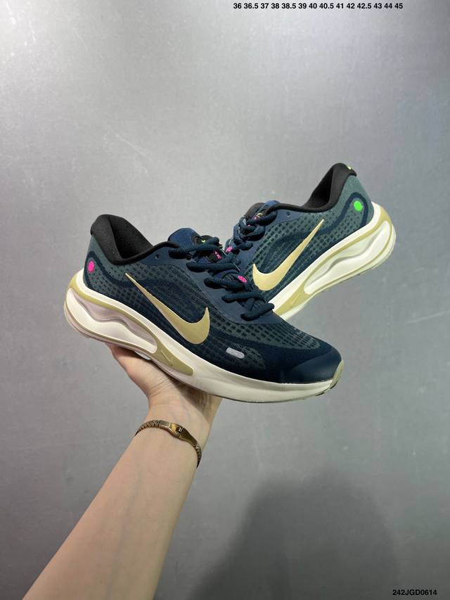 Nike Journey Run 跑步鞋 外贸专供订单 原厂折返国内销售 使用了新型的缓震材料 脚感偏韧 后跟有加厚的海绵填充 鞋子前掌和后掌做了加宽设计 增加