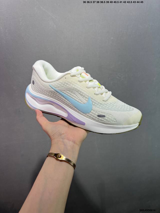 Nike Journey Run 跑步鞋 外贸专供订单 原厂折返国内销售 使用了新型的缓震材料 脚感偏韧 后跟有加厚的海绵填充 鞋子前掌和后掌做了加宽设计 增加