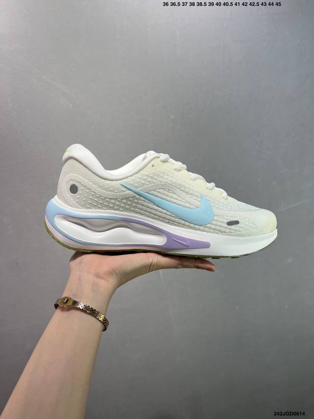Nike Journey Run 跑步鞋 外贸专供订单 原厂折返国内销售 使用了新型的缓震材料 脚感偏韧 后跟有加厚的海绵填充 鞋子前掌和后掌做了加宽设计 增加